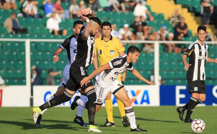 Com ajuda de goleiro adversário, Ceará bate Figueirense e encosta no G4