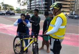 Equipe do Ronda no Bairro recupera bolsa furtada na orla de Ponta Verde