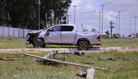 Picape capota em acidente na rotatória do Conjunto Aprígio Vilela