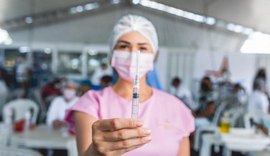 Maceió começa a vacinar pessoas com 25 anos ou mais com a 4ª dose