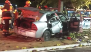 Homem morre após carro bater contra árvore na Avenida Durval de Góes Monteiro