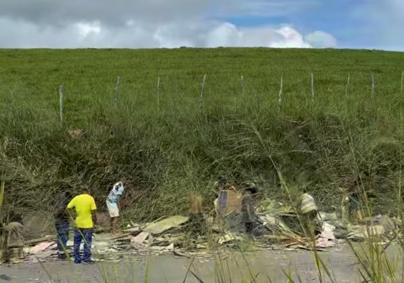 Acidente na BR-101 em Joaquim Gomes termina com saque de carga de cerâmica