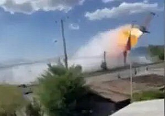 Avião pega fogo no ar e cai em rodovia no Chile