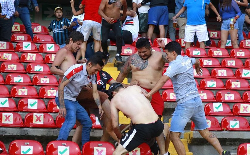 Federação Mexicana abre apuração após violência brutal em estádio