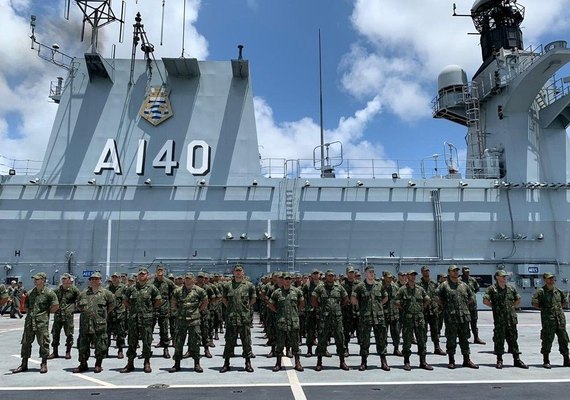 Navios da Marinha chegam a Suape para atuar no combate ao óleo que atinge o litoral