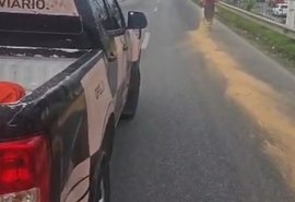 Derramamento de óleo interdita trecho da Avenida Menino Marcelo