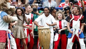 Will Smith comanda encerramento da Copa e Ronaldinho Gaúcho faz participação especial
