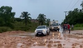 Vídeo: chuvas causam deslizamento de barreira na AL-101 Norte, em Japaratinga