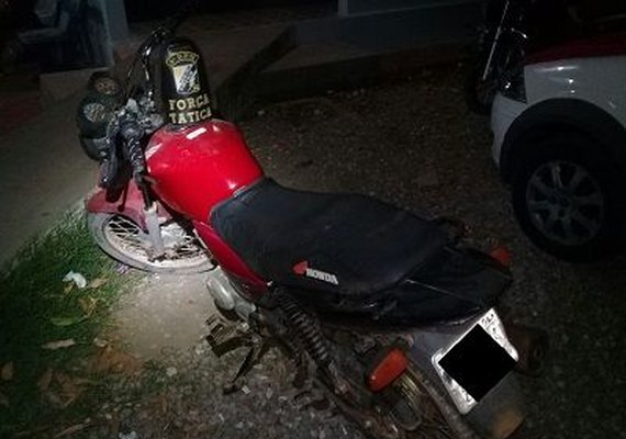 PM prende dois indivíduos após roubo de motocicleta em Arapiraca