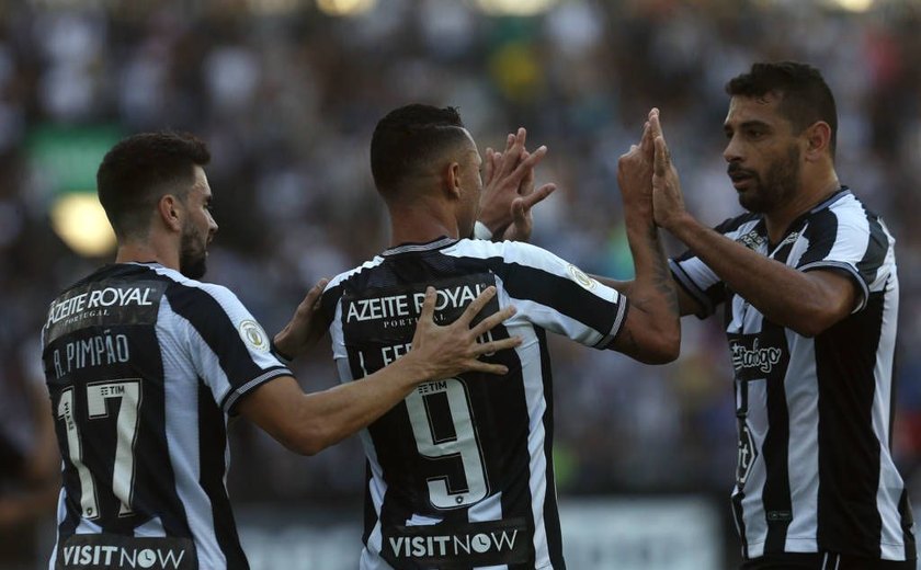 De virada, Botafogo bate o Athletico e cola no G6 do Brasileirão