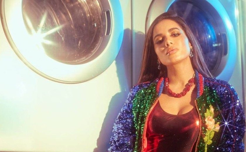 Anitta bate recorde de estreia com 'Paradinha'