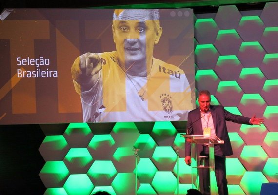 Tite cita 1982 como modelo e critica supervalorização de técnicos
