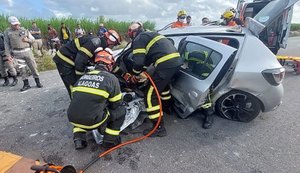 Carro capota e duas pessoas ficam presas às ferragens na Cachoeira do Meirim