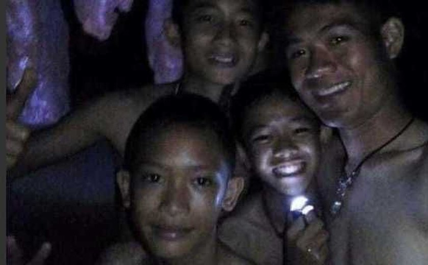 Meninos e técnico são encontrados vivos em caverna na Tailândia