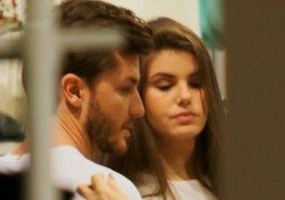 Camila Queiroz e Klebber Toledo curtem passeio romântico em shopping no Rio