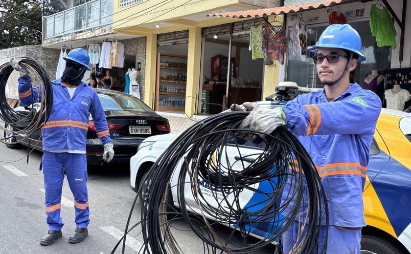 Prefeitura de Maceió inicia retirada de fios sem uso dos postes no Pontal da Barra