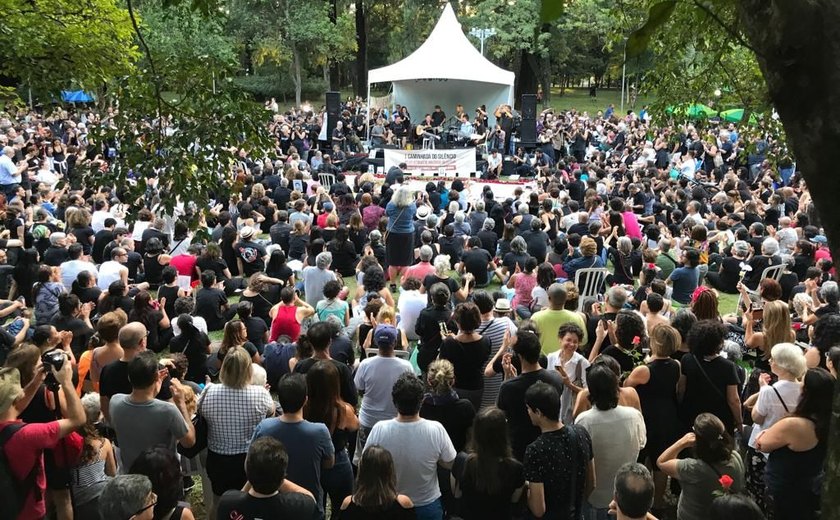 Caminhada do silêncio reúne em São Paulo milhares de pessoas contra a ditadura militar