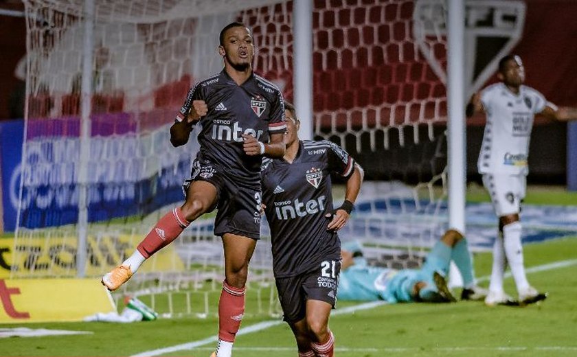 São Paulo goleia Botafogo e abre 7 pontos na liderança do Brasileirão