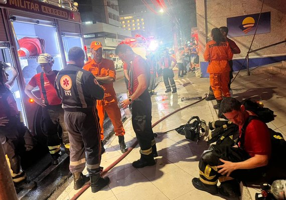 Vídeo: oito pessoas são socorridas após incêndio em quarto de hotel na Pajuçara