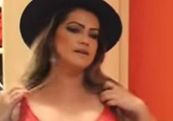 Ex-BBB Fani sensualiza de lingerie vermelha e diz: 'Adoro o meu peito caído'