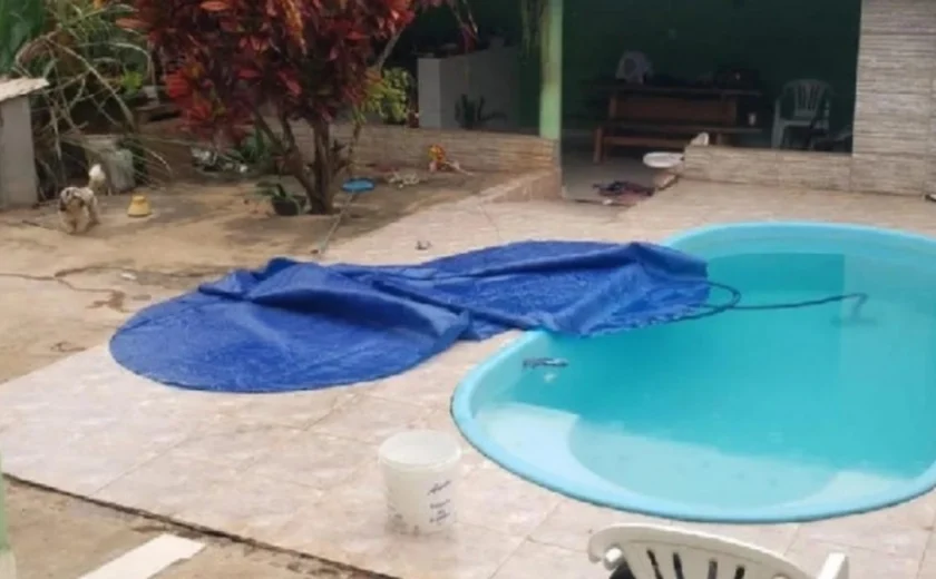 Bebê morre afogada após se enrolar a lona de piscina, dizem bombeiros