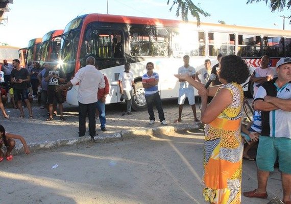 Moradores protestam contra mudança de itinerário de linha de ônibus