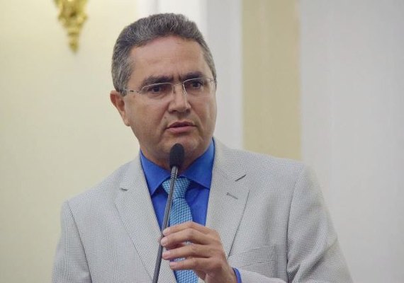 CCJ da ALE emite parecer para rejeitar veto sobre aumento de salário do governador