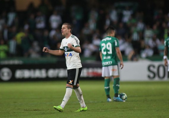 Coritiba vence Palmeiras e assume liderança provisória