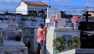 Cemitérios de Maceió recebem manutenção para Dia de Finados