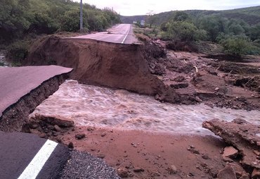 Chuvas rompem ponte e isolam Piranhas (AL) de Canindé (SE)