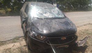 Motorista tenta ultrapassar trator que fazia conversão e capota carro na AL-105