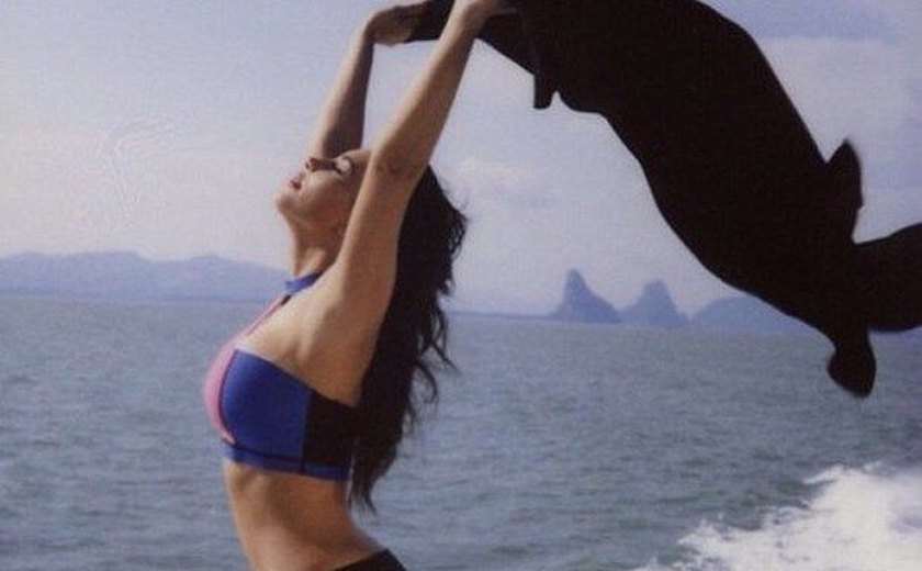 Ausente das redes sociais, Kim Kardashian arrasa de biquíni em foto inédita