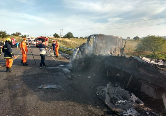 Carro e caminhão colidem, pegam fogo na BR-316 e quatro pessoas morrem