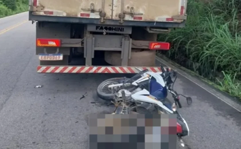 Motociclista fica ferida após colisão com caminhão na Serra das Espias