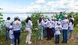 Crianças dos Flexais realizam plantio de mudas de mangue na região