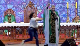 Mulher empurra Padre Marcelo Rossi de altar durante missa; confira o vídeo