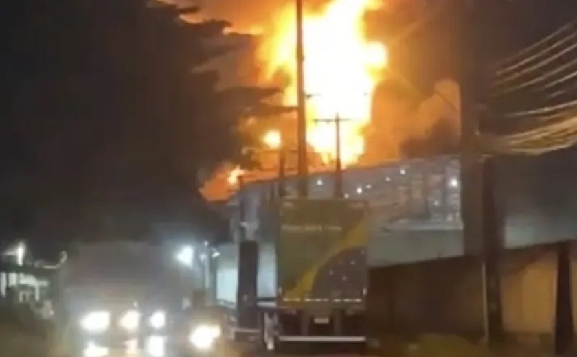 Defesa Civil de Maceió interdita parcialmente galpão de fábrica de plástico atingido por incêndio