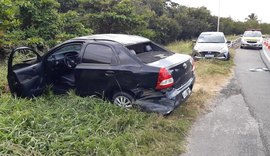 Homem perde controle de veículo e capota na rodovia AL-101 Sul