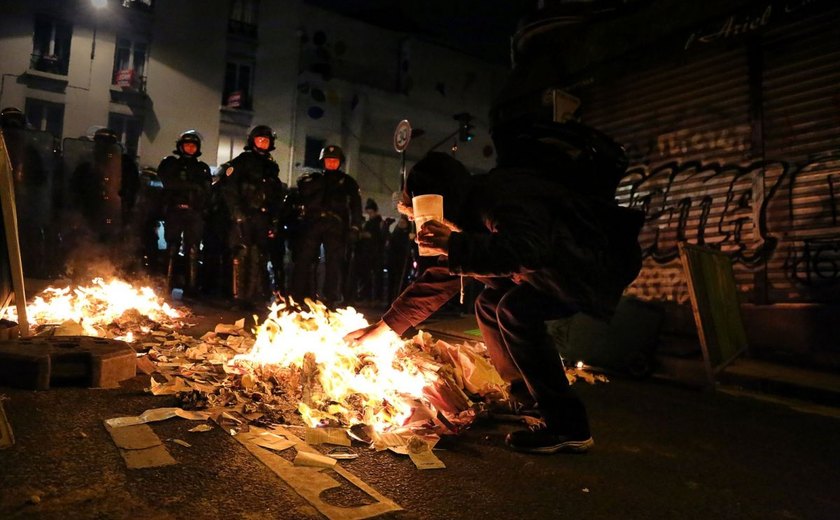 Quase 150 são presos em Paris por protestos após eleição francesa