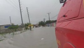 Vídeo: Bombeiros resgatam motorista e passageira ilhados em carro no Salvador Lyra