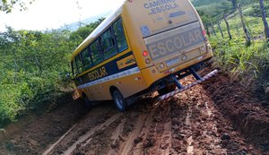 Ônibus escolar derrapa e fica atravessado em estrada vicinal na zona rural de Palmeira dos Índios