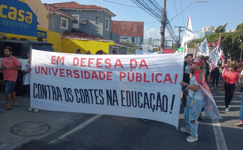 Ato pela democracia e em defesa da educação pública toma ruas da Praça do Centenário ao Centro