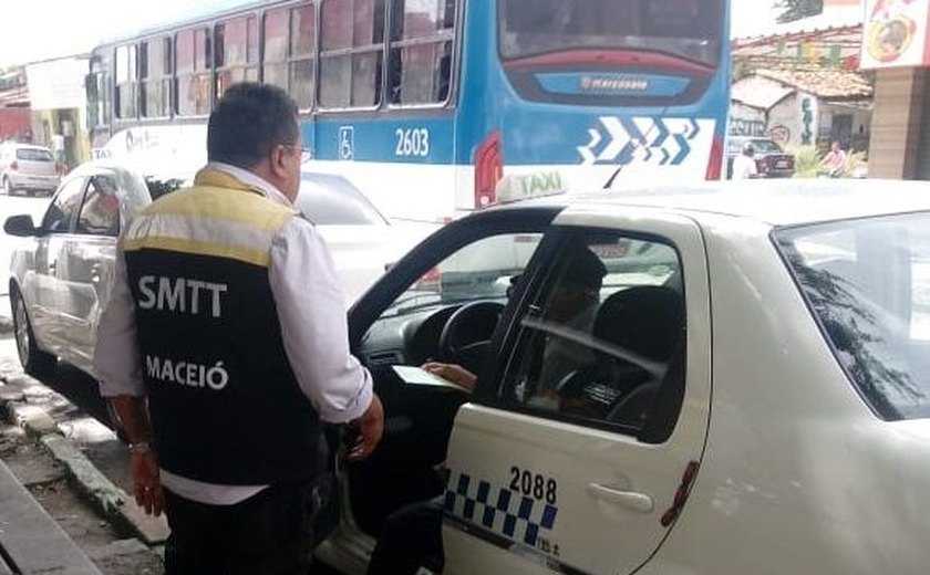 Operação da SMTT autua táxis irregulares em Maceió