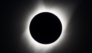 Norte-americanos se empolgam com contemplação de eclipse solar total