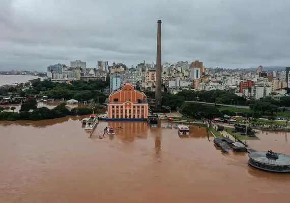Rio Guaíba se aproxima da cota de alerta em Porto Alegre