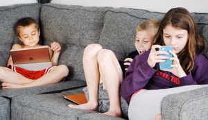 Distração preferida das crianças pode deixá-las com problemas de visão