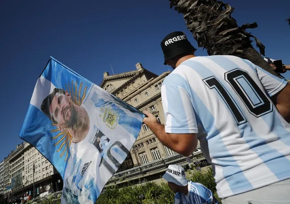 Messi agradece Argentina e dedica Copa a Maradona: 'torceu pela gente no céu'