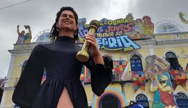 Totalmente aclamada: boneca gigante de Fernanda Torres atrai multidão de fãs em Olinda