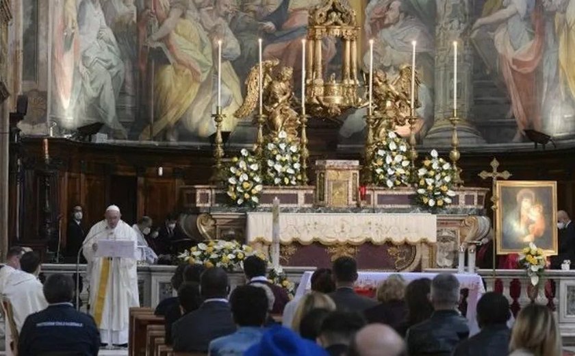 Papa diz que compartilhar bens 'não é comunismo, mas cristianismo' em missa com presos