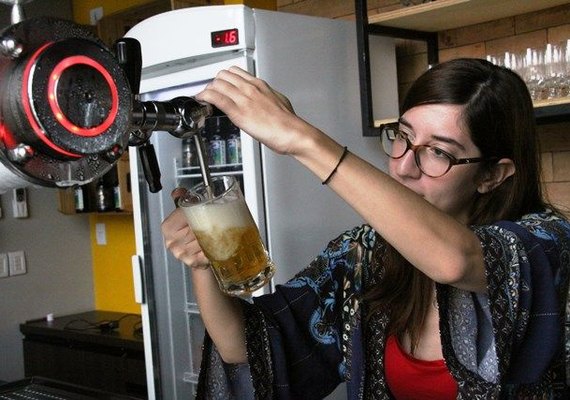 Mulher é pioneira na fabricação de cerveja artesanal em Alagoas